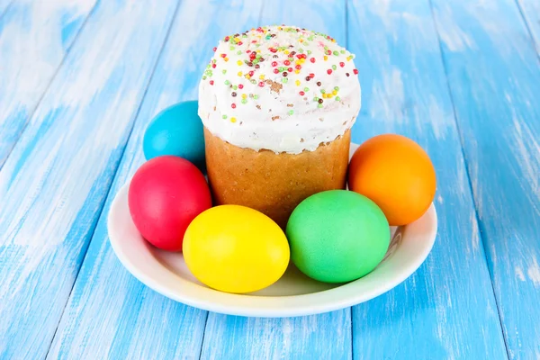 Sweet Pasen gebak met kleurrijke eieren — Stockfoto