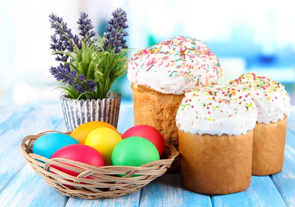 Сладкие пасхальные торты с разноцветными яйцами — стоковое фото