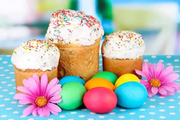 Süße Osterkuchen mit bunten Eiern — Stockfoto