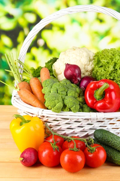 Frisches Gemüse im Weidenkorb — Stockfoto