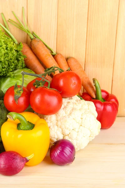 Verduras frescas sobre fondo de madera —  Fotos de Stock