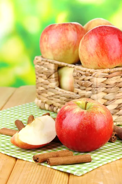Mogna äpplen med med kanelstänger — Stockfoto