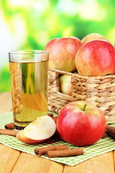 シナモンスティックと熟したリンゴ — ストック写真