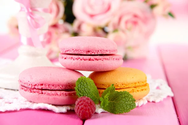 Zachte bitterkoekjes op tafel — Stockfoto