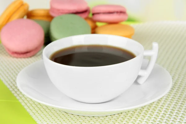 Coffee and macaroons on table close-up — ストック写真