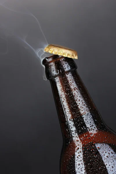 Oberseite der offenen nassen Bierflasche auf dunklem Hintergrund — Stockfoto