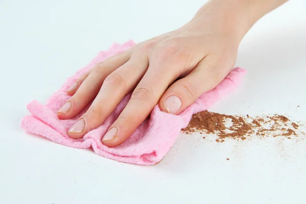 Surface d'essuyage à la main avec chiffon rose isolé sur blanc — Photo