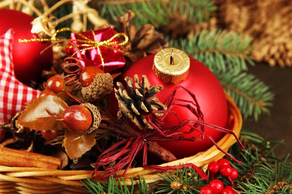 Decorações de Natal em cesta e ramos de abeto na mesa de perto — Fotografia de Stock