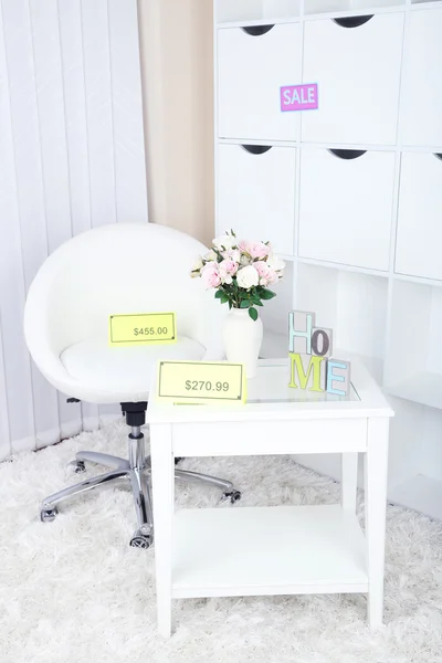 Yeni beyaz mobilya fiyatları — Stok fotoğraf