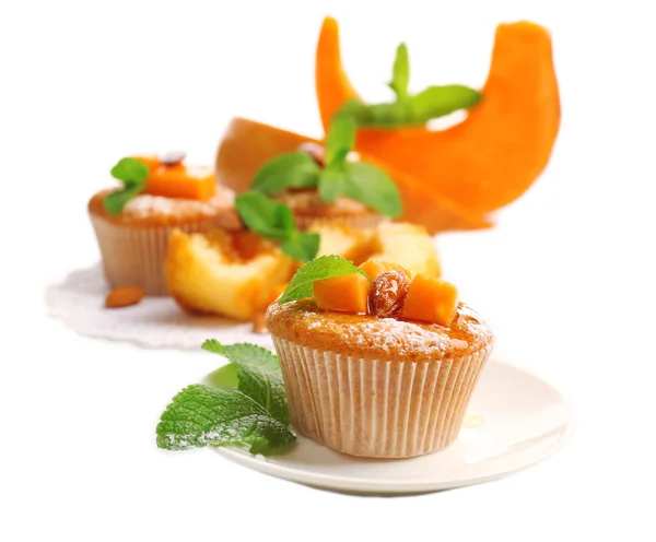 Muffins de citrouille savoureux, isolés sur blanc — Photo