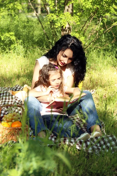 Glückliche Mutter und Tochter. Picknick im grünen Park — Stockfoto