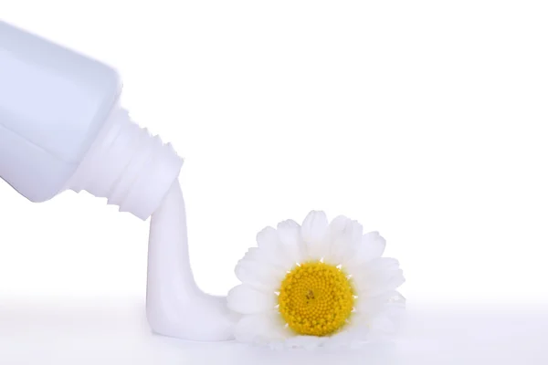 Pasta de dientes exprimida de tubo, flor de manzanilla, primer plano, aislada en blanco — Foto de Stock