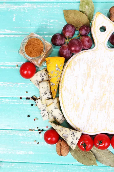 Différents types de fromage avec plateau vide sur la table close-up — Photo