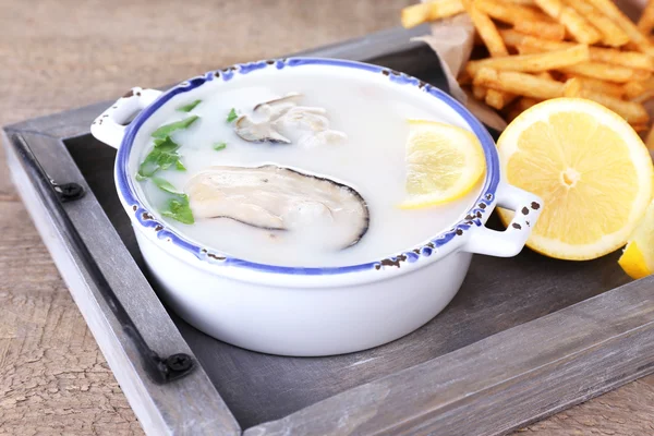 Leckere Suppe mit Austern auf Holztisch — Stockfoto