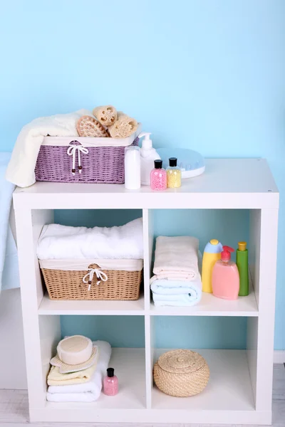 Estantes en el baño — Foto de Stock