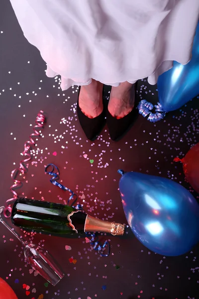 Konfeti, şampanya ve balon yere bacaklar — Stok fotoğraf