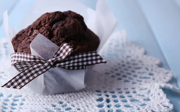 Choklad muffin på färg trä bakgrund — Stockfoto