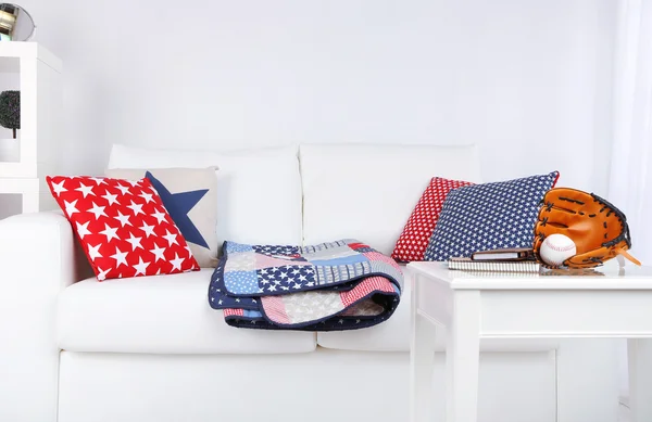 Sofá blanco con almohadas multicolores y cuadros en la sala de estar moderna — Foto de Stock