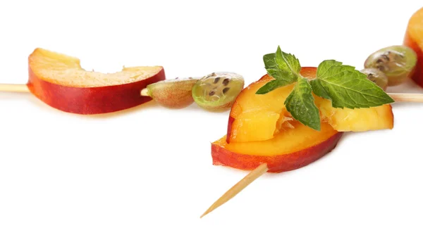 Φρέσκα φρούτα σουβλάκια για υγιεινό σνακ που απομονώνονται σε λευκό — Φωτογραφία Αρχείου