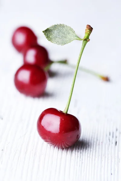 Sweet cherries on wooden background — Stock Photo, Image