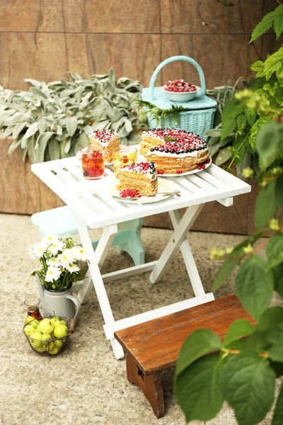 Smakelijke cake met verse bessen op tafel, close-up — Stockfoto