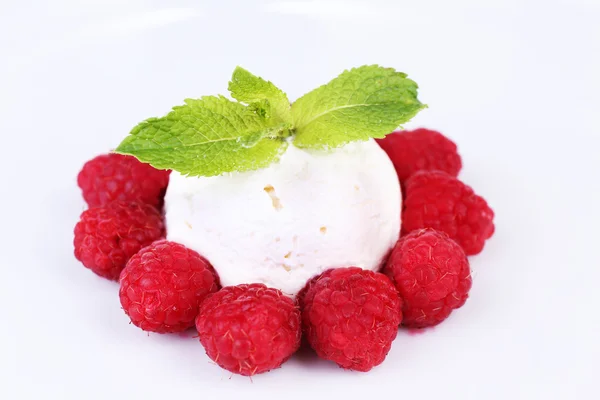 Сливочное мороженое с малиной и мятными листьями, изолированными на белом — стоковое фото