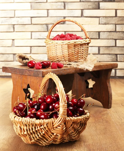 Fresh berries in basket on wall background — Stock Photo, Image