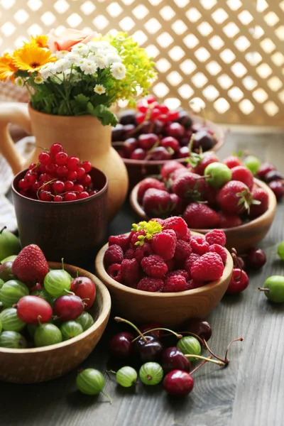 Still life with berries and flowers — Stock Photo, Image