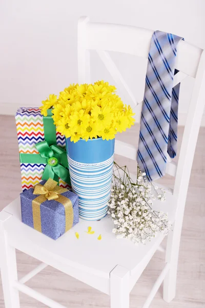 Bouquet de fleurs, coffrets cadeaux et cravate le jour de la fête des Pères dans la chambre — Photo