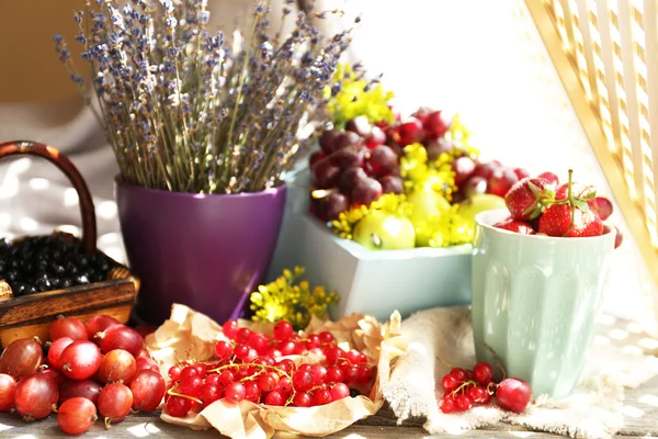 Meyveler ve çiçekler ile natürmort — Stok fotoğraf
