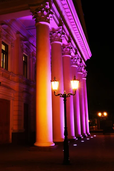 Edificio de teatro por la noche — Foto de Stock