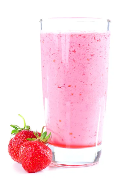 Вкусный ягодный коктейль, выделенный на белом — стоковое фото