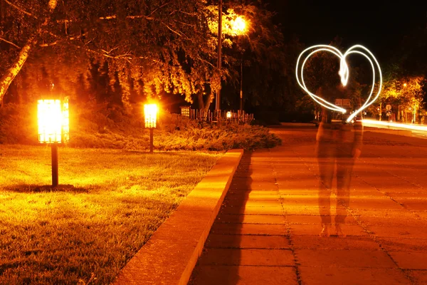 Geceleri ışık tarafından çizilmiş kalp — Stok fotoğraf