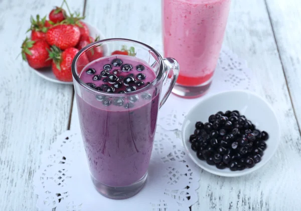 Pyszne jagody smoothie na stole, zbliżenie — Zdjęcie stockowe