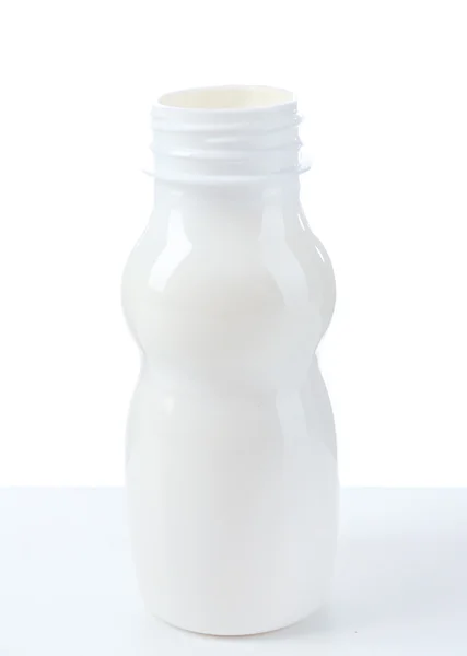 Flasche Joghurt isoliert auf weiß — Stockfoto