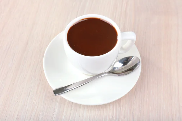 Tazza di cioccolata calda sul tavolo, primo piano — Foto Stock