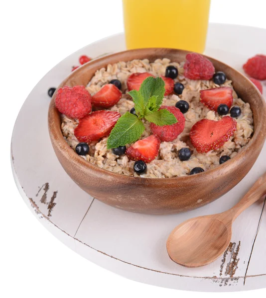 Tasty oatmeal with berries in bowl close-up — Stock Photo, Image