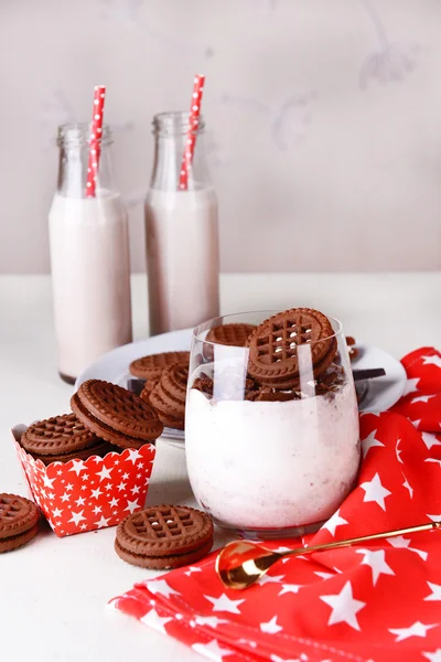 Melk cocktails in glazen en chocolade koekjes — Stockfoto