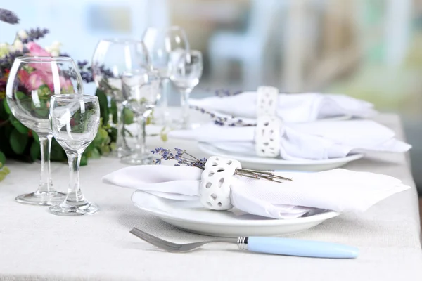 Mesa de comedor con flores de lavanda en la mesa, sobre fondo brillante. concepto de boda lavanda —  Fotos de Stock