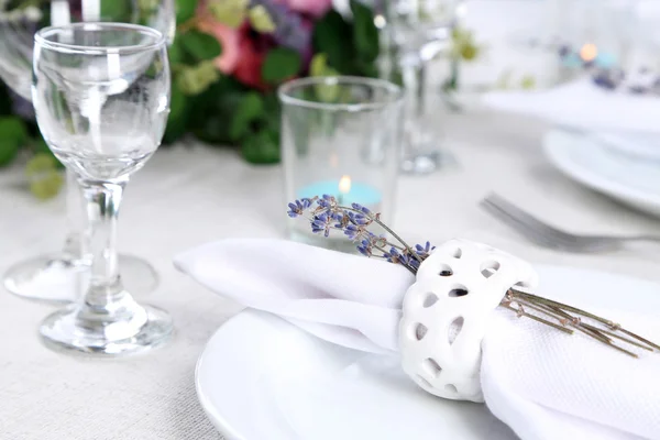 Mesa de comedor con flores de lavanda en la mesa, sobre fondo brillante. concepto de boda lavanda — Foto de Stock