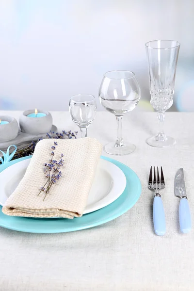Masada açık renkli lavanta çiçekleri ile yemek masası ayarı — Stok fotoğraf
