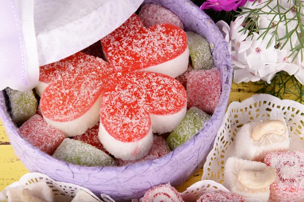 Present box with sweets and flowers close up — Stock Photo, Image