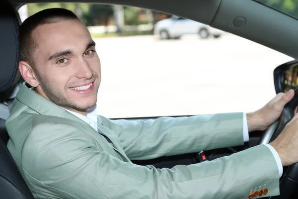 Mężczyzna siedzący w samochodzie — Zdjęcie stockowe