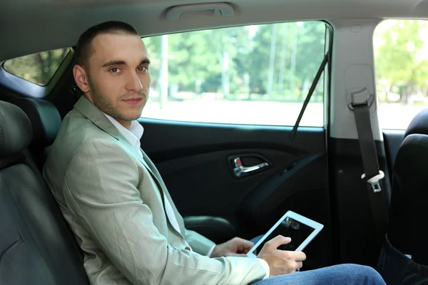 Adam araba tablet ile — Stok fotoğraf