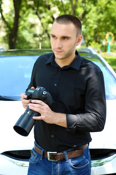 Hombre cerca de coche con cámara —  Fotos de Stock