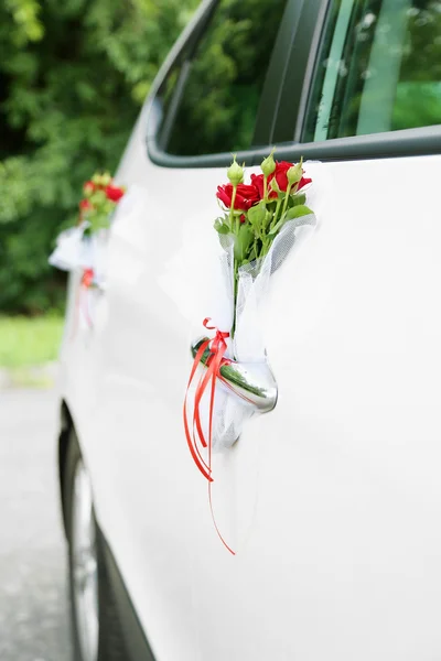 Весільний автомобіль прикрашений квітами — стокове фото