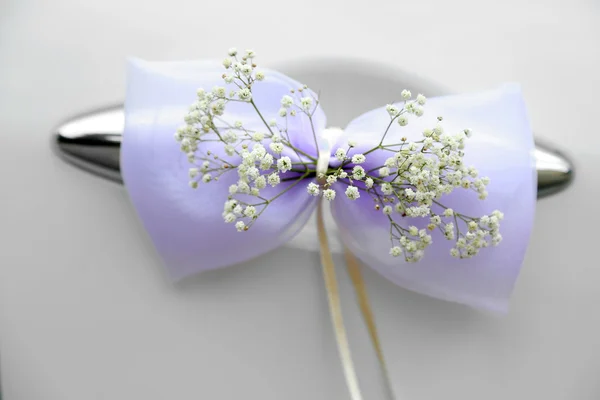 Voiture de mariage décorée de fleurs — Photo