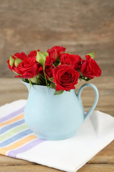 Strauß roter Rosen in Vase auf Holzgrund — Stockfoto