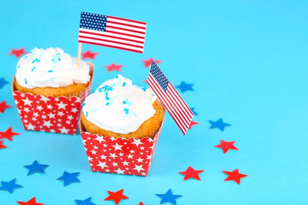 Amerikaanse patriottische vakantie cupcakes op blauwe achtergrond — Stockfoto