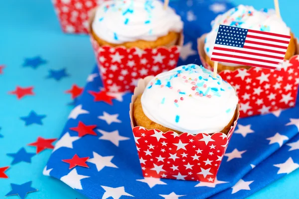 Amerikanische patriotische Feiertags-Cupcakes auf blauem Hintergrund — Stockfoto